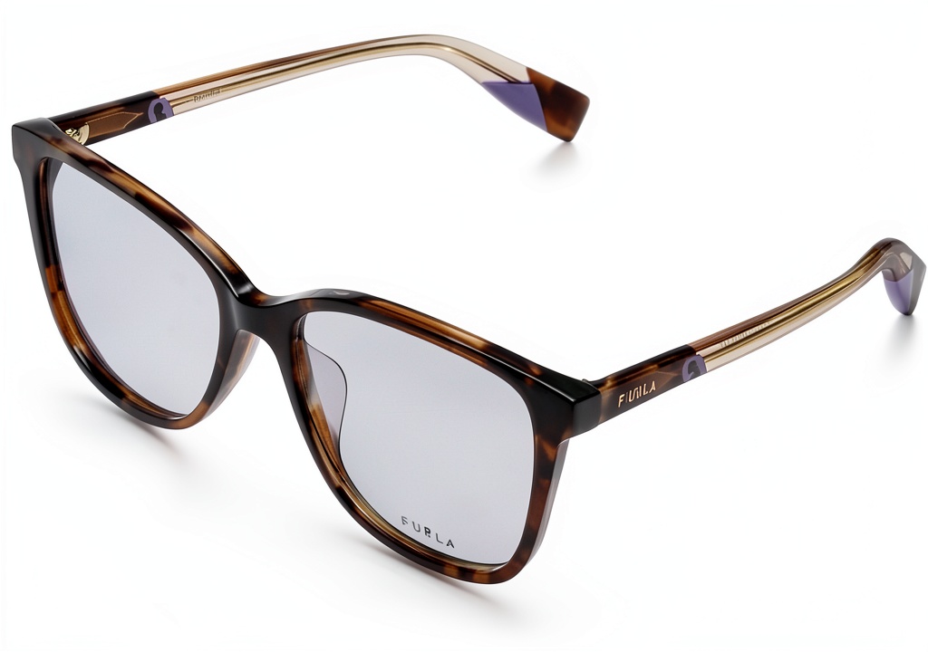 Occhiali da sole Furla VFU579V 0710 indossati in contesto urbano