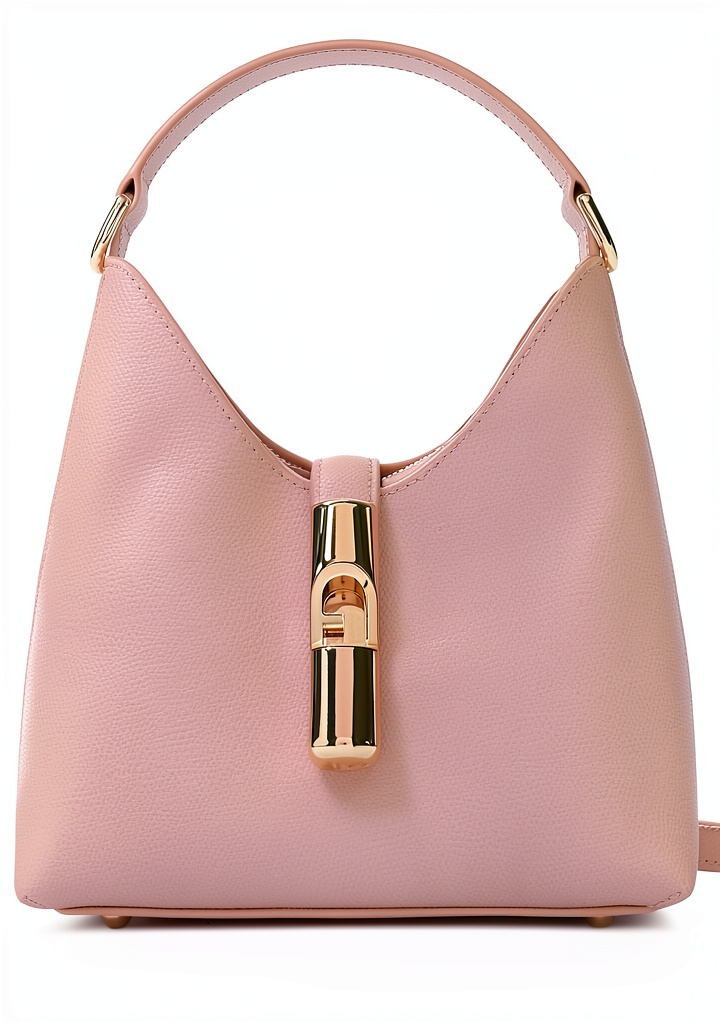 Borsa Furla Mini Hobo rosa polvere appoggiata su tavolo di design con oggetti personali